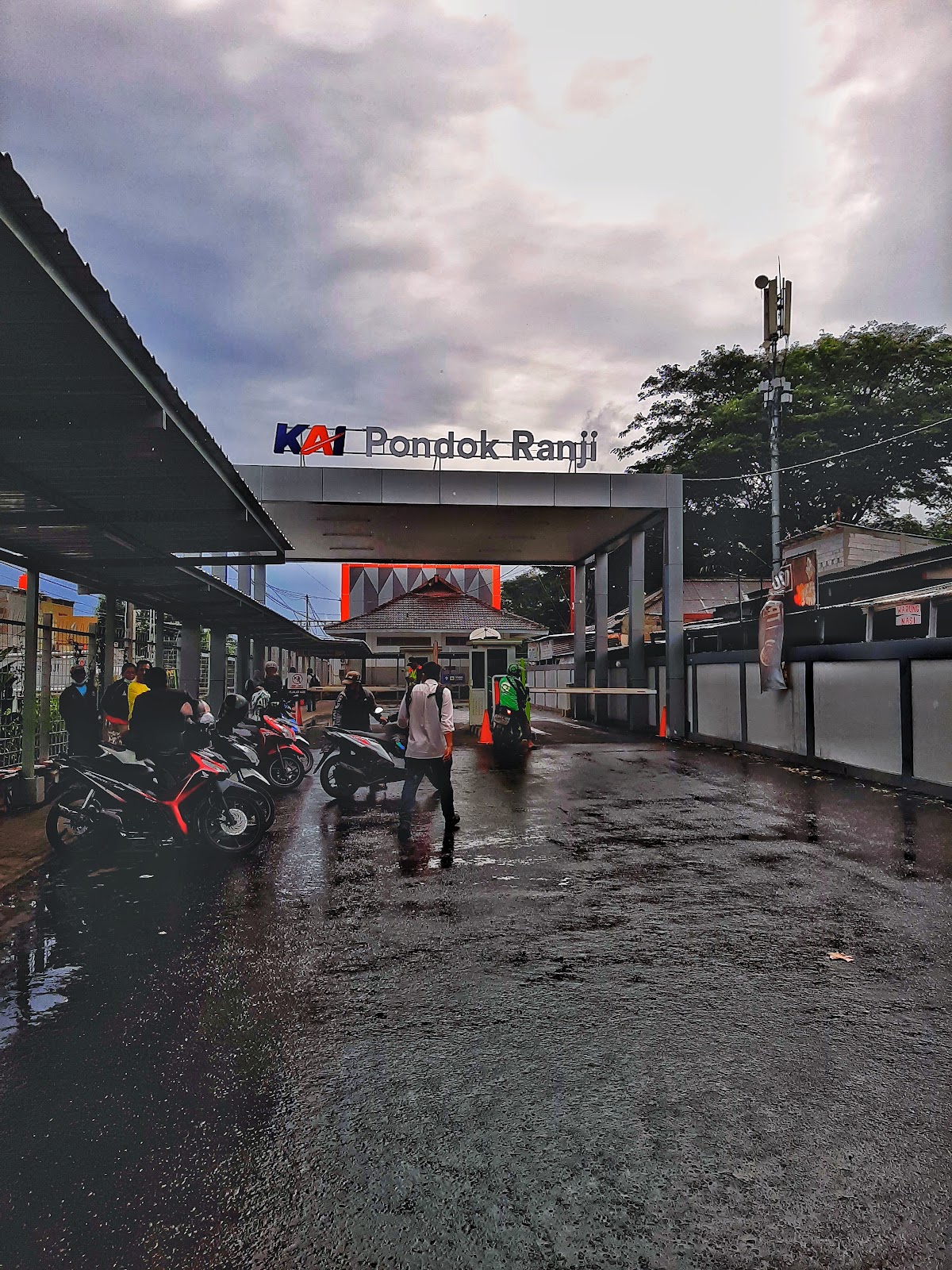 Pondok Ranji Station