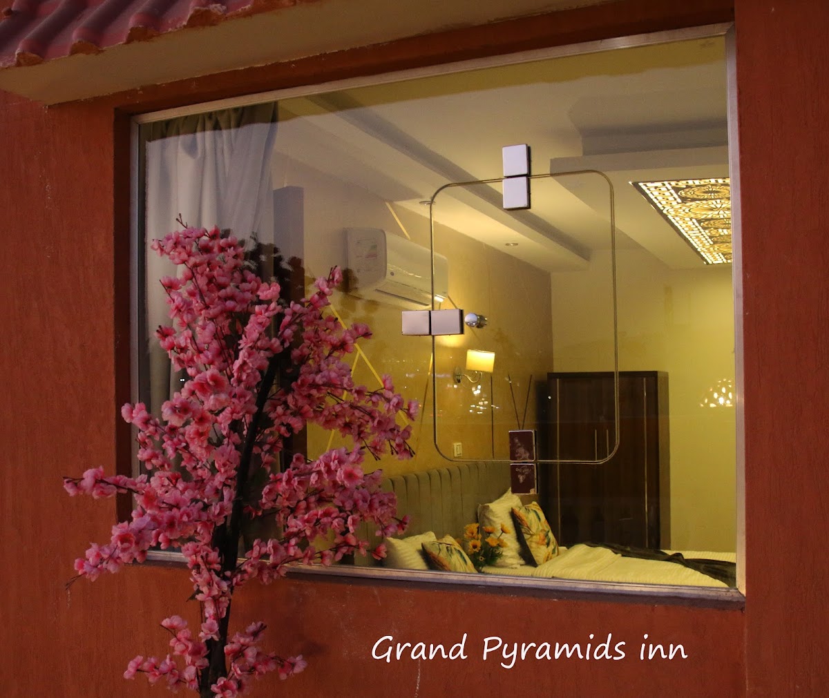 Grand Pyramids Inn