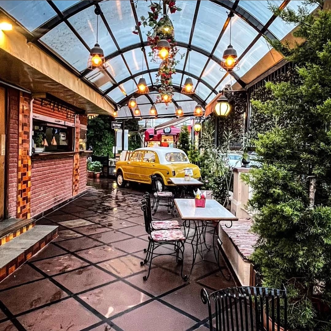 Cafe Simla Times : Cafe, Biergarten & Bar on the Mall Road Shimla ( Awarded Most Instagrammable Cafe of Himachal)