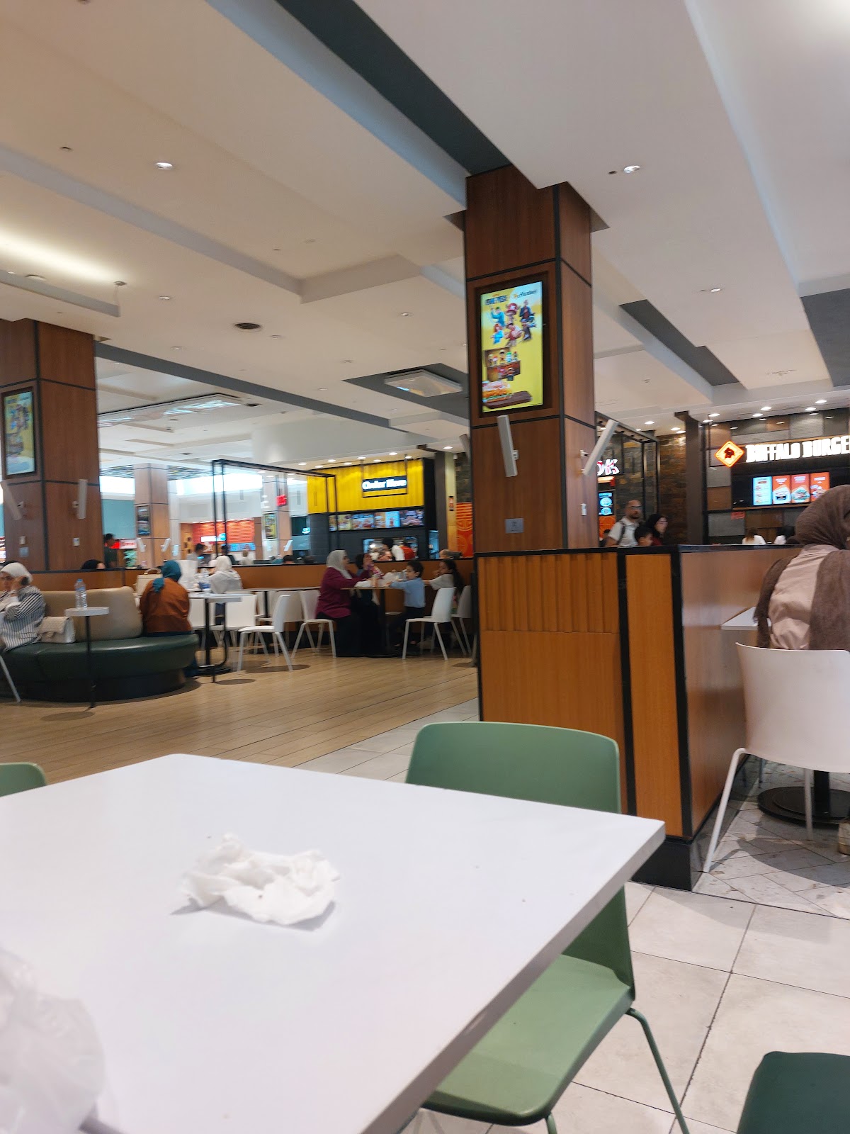قاعة المطاعم-food court