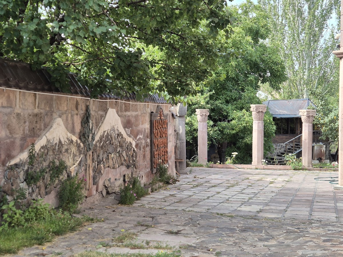 Stone Art Guest House & Camping